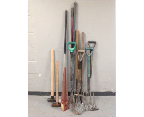 A bundle of garden tools 