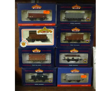 Eight Bachmann Branch Line 00 gauge model rail carriages, boxed 