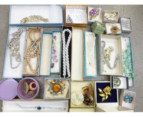 Vintage jewellery, boxed 