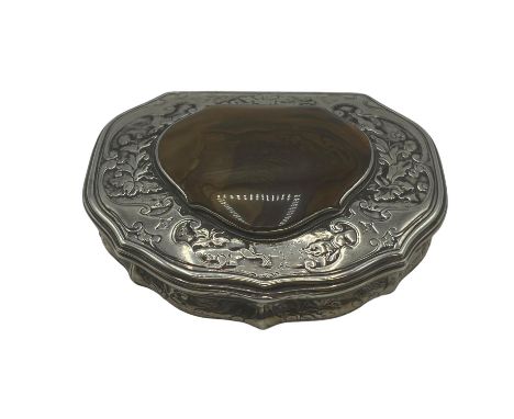 An C18th unmarked white metal agate pocket snuff box with inset central cartouche, inscription verso, John Mantle, Mitre Inn,