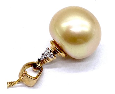 A golden South Sea cultured pearl and diamond set pendant on 9ct gold chain - 3.9g total.