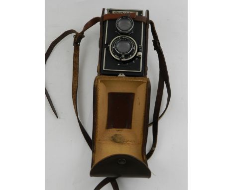 An early 20th century German Relflekta II camera, in original leather case.