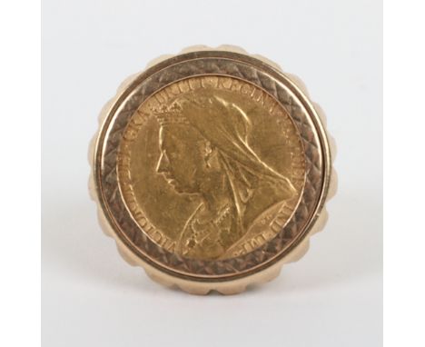 A Victorian half sovereign in a 9ct gold ring mount, total weight 9.35g, (1)