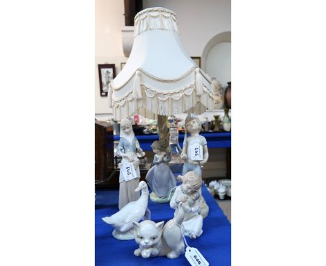 A Nao lamp base, two Nao figures and other Spanish figures Condition Report: all in good condition. 