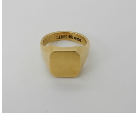 An 18ct gold gents signet ring with Edinburgh hallmarks, size R, weight 15.3gms Condition Report: Available upon request