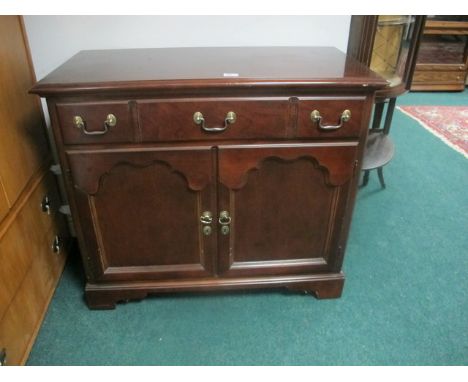 A MAHOGANY SIDE CABINET with frieze drawer and cupboard on bracket feet 83cm (h) x 94cm (w) x 46cm (d)