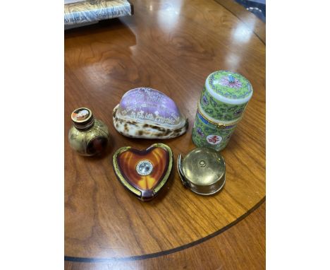 LOT OF VARIOUS PILL BOXES, including ceramic and brass examples, along with cowrie shells and cufflinks