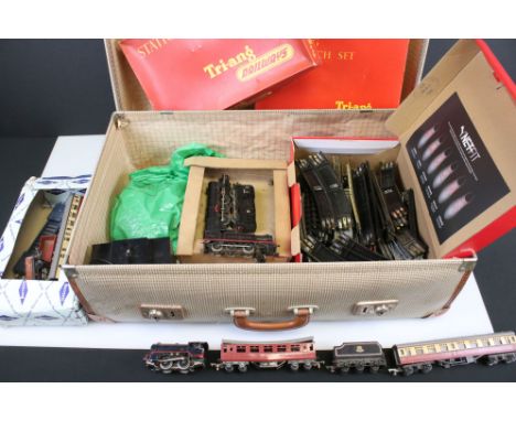 Quantity of Triang OO gauge model railway to include 3 x locomotives, 6 x items of rolling stock, boxed R323 Operating Royal 