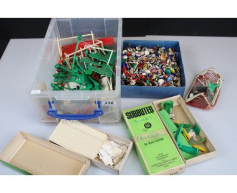 Subbuteo - Quantity of mainly HW players, goalkeepers and accessories featuring various teams, condition varies 
