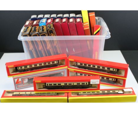 31 Boxed OO gauge items of rolling stock to include coaches and carriages featuring 9 x Hornby, 8 x Bachmann, 5 x Dapol, 4 x 