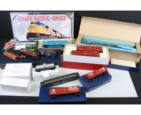 Quantity of HO gauge model railway to include Lima Southern Pacific locomotive, 13 x items of rolling stock and a single trac