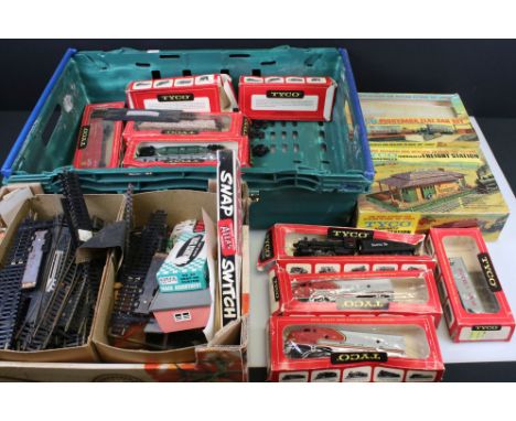 Quantity of Tyco HO gauge model railway to include 2 x boxed locomotives, 8 x boxed items of rolling stock, boxed Illuminated
