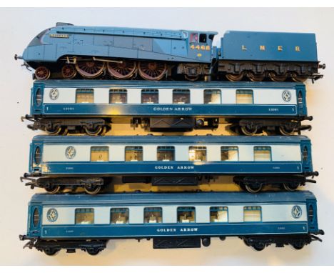 Hornby OO Gauge LNER Steam Mallard Loco &amp; 3x Golden Arrow Passenger Coaches