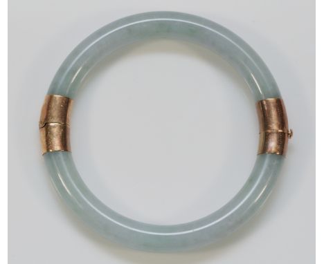A 9ct gold jade bangle, 60mm internal diameter, 43g