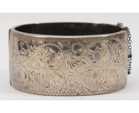 A vintage silver hinged bangle, Birmingham 1963, 59 x 51mm, 31mm wide, 44gm