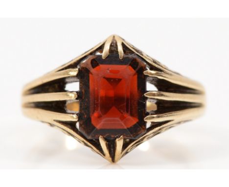 A 9ct gold garnet dress ring, N, 4.1g