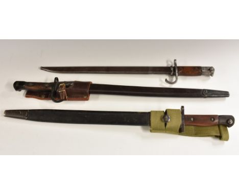 A post-war composed Australian 1907 pattern bayonet, 42.5cm straight fullered blade marked Lithgow, 1915, two-piece wooden gr