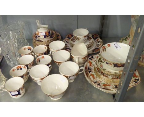 TUSCAN CHINA IMARI BORDERED PART TEA SERVICE AND A QUANTITY OF DOMESTIC CERAMICS VARIOUS 