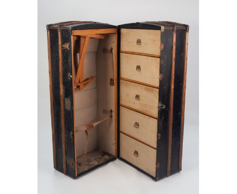 AN EARLY 1900's METAL BOUND, WOODEN RIBBED AND BLACK LEATHERETTE COVERED DELUXE CABIN TRUNK, the canvas  lined interior fitte