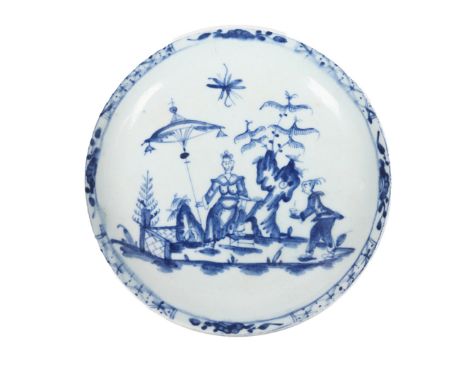 A LOWESTOFT PORCELAIN SAUCER DISH. circa 1765, decorated in underglaze blue with a variation of the lady and parasol pattern,