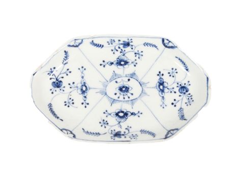 A LOWESTOFT PORCELAIN SPOON TRAY. of elongated octagonal form, decorated in a variation of the immortelle pattern, pseudo Mei