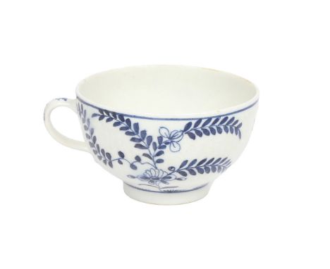 A LOWESTOFT PORCELAIN TEA CUP. the ribbed moulded body decorated in a variation of the immortelle pattern, with pseudo Meisse
