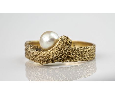 A retro 9ct yellow gold and cultured pearl crossover ring, the pearl approximately 6mm in diameter and held in a crossover of