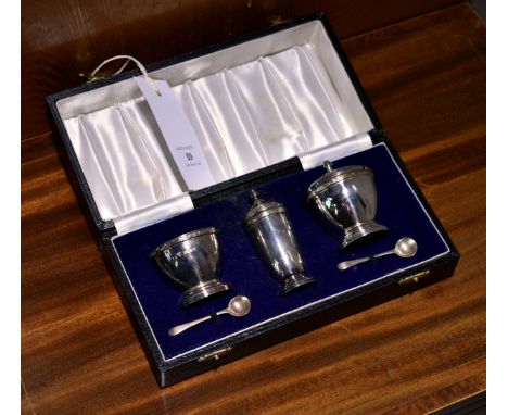 An Elizabeth II cased silver condiment set, A Chick & Sons Ltd., London 1978, comprising a covered mustard pot, open salt, pe