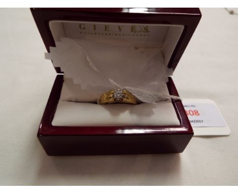 An 18ct gold ring with central diamond, the shoulders with hammered design and fully hallmarked to the inner band, size R