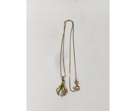 A 9ct gold necklace with a pearl, weighing approximately