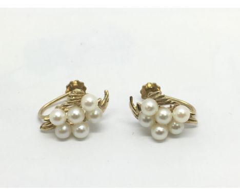 A pair of 9ct gold pearl earrings, approx 3.2g.