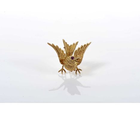 A "bird" brooch, 750/1000 gold, chiselled decoration, set with round cut ruby, French, 20th C. (mid), signs of use, broken ru