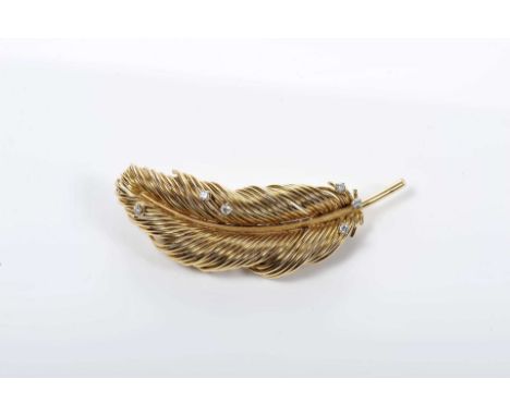 A "feather" brooch, 750/1000 gold, set with 6 diamonds with the approximate weight of 0.18 ct., Brazilian, 20th C. (mid), sig