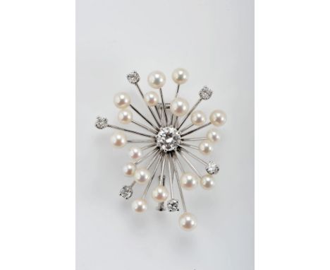 A Brooch, gold, set with cultured pearls (4 ~ 5 mm) (not tested) and 7 brilliant cut diamonds with an approximate weight of 1