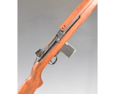 Replica&nbsp;American M1 semi-automatic carbine rifle with working action and 18 inch barrel, overall length 90.5cm.&nbsp;