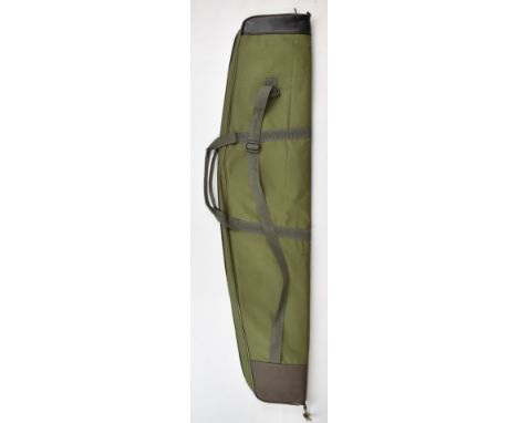 Padded shotgun or rifle gun slip with exterior pocket and shoulder strap, 130cm long.&nbsp;