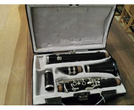 Cased vito Bb clarinet c. 1980
WE CAN SHIP THIS LOT WORLDWIDE: just ask for a quote