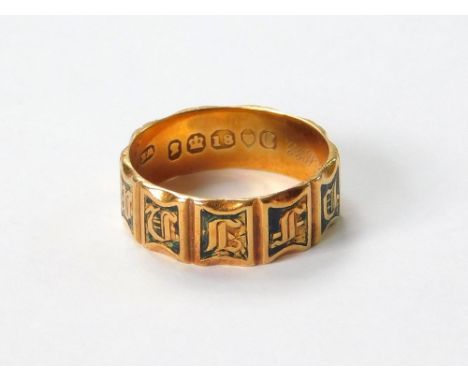 MOURNING RING. An 18ct. gold Victorian mourning ring, the exterior enamelled in black with 'In Memory Of'. The interior engra