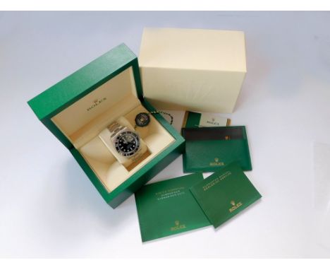 ROLEX SUBMARINER. A gentleman's Rolex Oyster Perpetual Date Submariner wristwatch in stainless steel case on stainless steel 