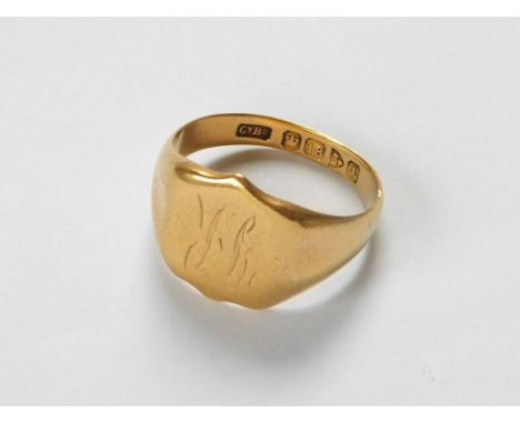 SIGNET RING. An Edwardian 18ct. gold signet ring with engraved initials. Chester 1901. Approx. 7.7g. Size Q.  Please note tha