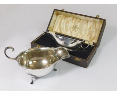 SAUCE BOATS. A shallow silver sauce boat in fitted case for Weir & Sons Ltd., Dublin. Hallmarked for Dublin 1939 & also for B