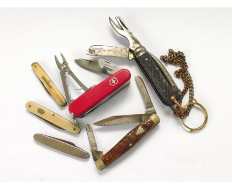 WWII CLASP KNIFE ETC. A WWII type, military issue clasp knife, a modern Swiss army knife & three other folding blade pocket k