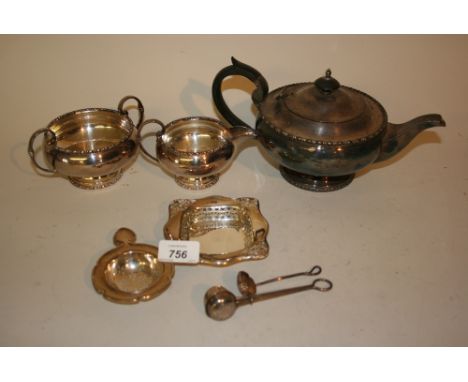 Small Birmingham silver pierced trinket dish, tea strainer, tea strainer spoon and another spoon, together with a three piece