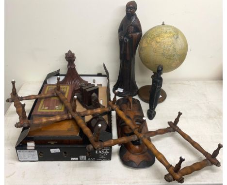 Collection of wood incl. wall bracket, two decorative boxes, globe, carved wooden figures,  adjustable coat rack etc. (qty) 