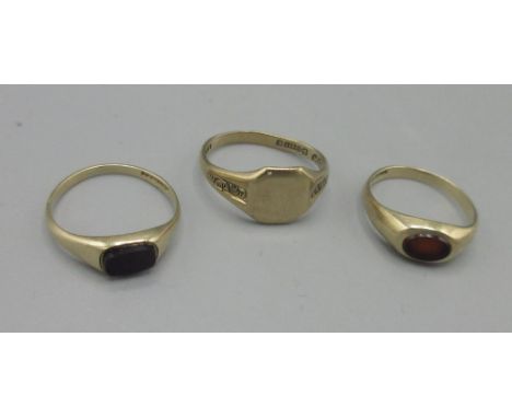 9ct yellow gold signet ring with plain square face, size K, and two 9ct yellow gold rings set with polished stone, sizes H an