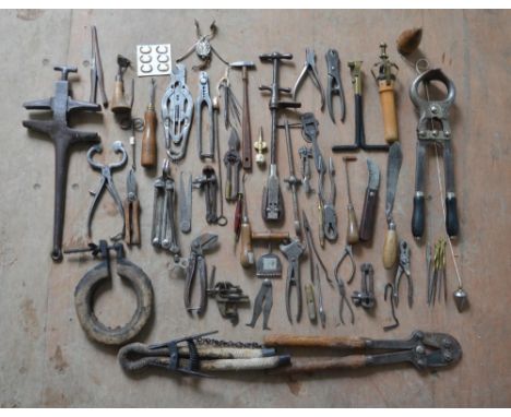 Collection of vintage tools and implements including to include farming and workshop related examples. Qty 
