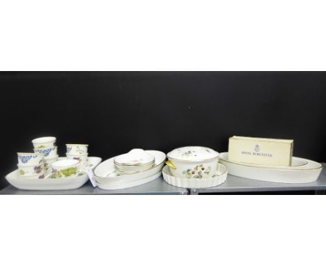 A quantity of Royal Worcester oven to table wares to include Evesham pattern and Palmyra comprising flan dishes, ramekins, ov