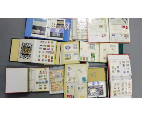 An extensive stamp collection including various folios depicting stamps of the world contained in fourteen albums, together w