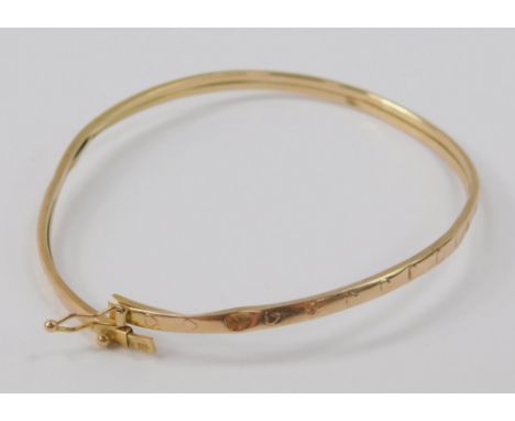 A 9ct gold bangle, on a snap clasp, 2.6g.