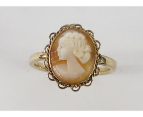 A shell cameo ring, bust portrait of a lady, set in yellow metal, size P, 3.3g.